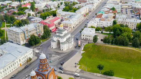 Rusya, Vladimir - 11 Ağustos 2020: şehir üzerinde uçuş. Şehrin en önemli gösterilerinden biri Altın Kapı, Havadan Bakış  