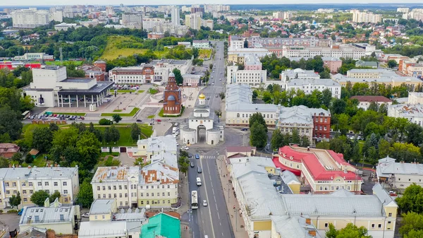 ロシア ウラジミール 2020年8月11日 都市上空を飛行する 市内の主な観光スポットの1つは ゴールデンゲート 空中ビューです — ストック写真