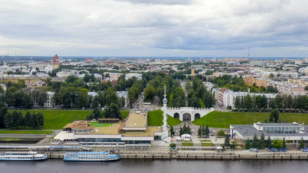 Ρωσία Yaroslavl Αυγούστου 2020 Ανάχωμα Του Ποταμού Βόλγα Πύργος Volzhskaya — Φωτογραφία Αρχείου