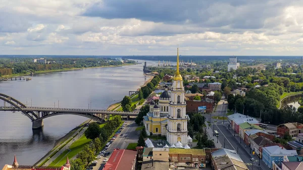 Rybinsk Rusia Agosto 2020 Puente Rybinsk Catedral Spaso Transfiguración Catedral —  Fotos de Stock