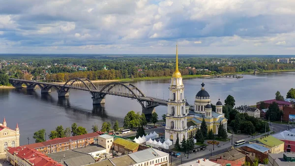 莱宾斯克 俄罗斯 2020年8月16日 位于莱宾斯克的莱宾斯克桥和斯帕索变形主教座堂 Spaso Transfiguration Cathedral 主变形主教座堂 Aerial View — 图库照片