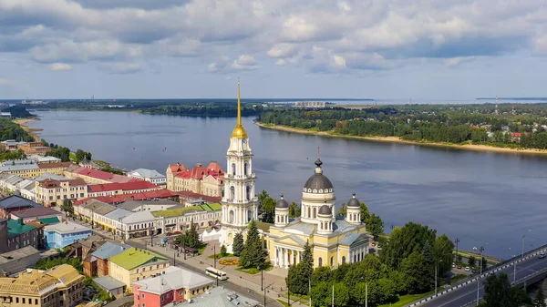 Rybinsk Rusia Agosto 2020 Puente Rybinsk Catedral Spaso Transfiguración Catedral —  Fotos de Stock