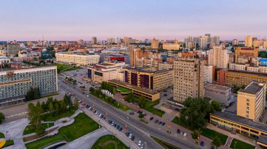 Perm, Rusya - 3 Ağustos 2020: Park City Esplanade ve Lukoil-Perm binası. Hava görünümü