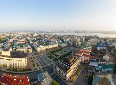 Kazan, Rusya. Özgürlük Meydanı ve Yönetim. Kazan 'ın merkez bölgelerinin hava görüntüsü. Yazıt - Dünyaya Barış