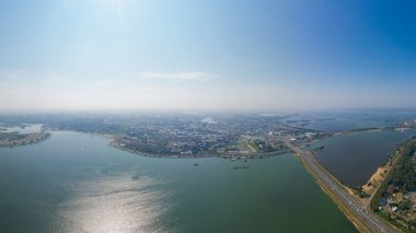 Kazan, Rusya. Kazan 'ın merkez bölgelerinin hava görüntüsü. Kazanka nehri üzerinde uçuş. Panorama