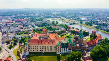 Krakow, Polonya. Wawel Kalesi. Vistula Nehri 'ndeki gemiler. Tarihi merkezin görüntüsü, Havadan Görünüm  