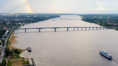 Kostroma, Rusya. Volga üzerinde uçuş. Gezi gemisi Volga nehri, Gökkuşağı, Hava Manzarası 'nda yelken açar.  