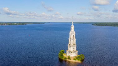 Kalyazin, Rusya. Kalyazin çan kulesi. Aziz Niklas Katedrali 'nin çan kulesi (su basmış çan kulesi olarak bilinir), Hava Görünümü  