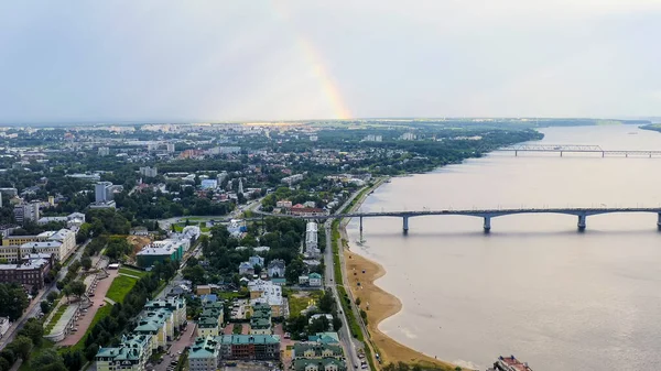 ロシアのホストロマだ コストロマ市内の歴史的中心部を飛行します 虹とヴォルガ川 空の景色 — ストック写真