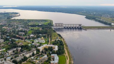 Uglich, Rusya. Yaroslavl bölgesindeki Volga nehri üzerindeki Uglich hidroelektrik santrali. Volga-Kama hidroelektrik santrallerinin bir bölümü, Aerial View  