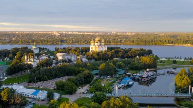 Yaroslavl, Rusya. Kutsal Bakire Meryem 'in Varsayımı Katedrali (Varsayım Katedrali). Gün batımı, Hava Görünümü  