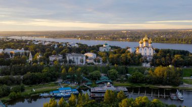 Yaroslavl, Rusya. Strelka (Spit), Kotorosl Volga Nehri 'ne akar. Gün batımı, Hava Görünümü  