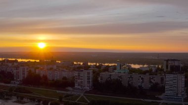 Perma, Rusya. Gün batımında Perm şehrinin manzarası. Kama Nehri, Hava Görüntüsü  