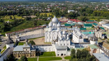 Rostov, Rusya. Rostov Kremlin. Kutsal Bakire Meryem 'in Varsayımı Katedrali. Büyük Rostov şehrinin ana ilgi odağı, Havadan Bakış  