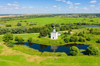 Rusya, Bogolyubovo. Kilisenin Nerl 'deki şefaat görüşü. Ortodoks kilisesi ve ortaçağ Rusya 'sının bir sembolü
