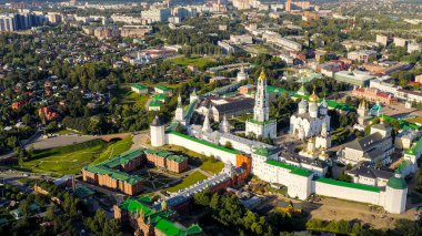 Sergiev Posad, Rusya. Trinity-Sergius Lavra, Rus Ortodoks Kilisesi 'nin en büyük erkek manastırıdır. Sergiev Posad şehrinin merkezinde yer almaktadır. Gün batımı ışığı, Hava Görünümü  