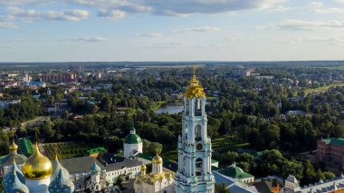 Sergiev Posad, Rusya. Trinity-Sergius Lavra, Rus Ortodoks Kilisesi 'nin en büyük erkek manastırıdır. Sergiev Posad şehrinin merkezinde yer almaktadır. Gün batımı ışığı, Hava Görünümü  