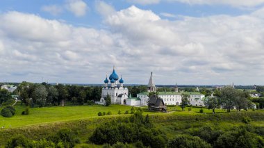 Suzdal, Rusya. Uçuş. Suzdal 'daki Theotokos' un Doğumu Katedrali. Suzdal Kremlin 'in bölgesindeki Ortodoks Kilisesi.  
