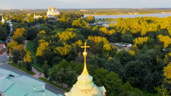 Yaroslavl, Rusya. Yaroslavl Spaso-Preobrazhensky Manastırı (Spaso-Yaroslavl Manastırı) antik bir erkek manastırı. Gün batımı, Hava Görünümü  