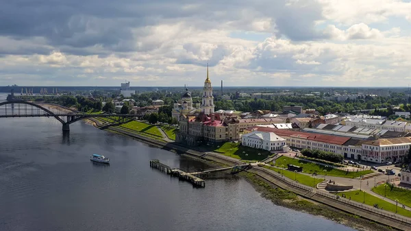 俄罗斯雷宾斯克 原粮库和伏尔加河堤岸的建设 Spaso Transfiguration Cathedral Aerial View — 图库照片