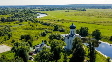 Rusya, Bogolyubovo. Kilisenin Nerl 'deki şefaat görüşü. Ortodoks Kilisesi ve Ortaçağ Rusya 'sının bir sembolü, Havadan Bakış  