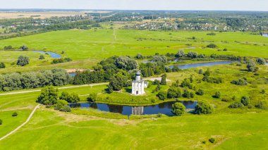 Rusya, Bogolyubovo. Kilisenin Nerl 'deki şefaat görüşü. Ortodoks Kilisesi ve Ortaçağ Rusya 'sının bir sembolü, Havadan Bakış  