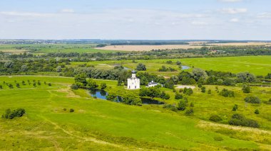 Rusya, Bogolyubovo. Kilisenin Nerl 'deki şefaat görüşü. Ortodoks Kilisesi ve Ortaçağ Rusya 'sının bir sembolü, Havadan Bakış  