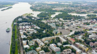Rusya, Yaroslavl. Şehrin üzerinde uçmak, Yaroslavl 'ın merkezinin panoramik görüntüsü, Havadan Bakış  