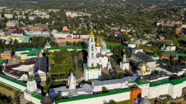 Sergiev Posad, Rusya. Trinity-Sergius Lavra, Rus Ortodoks Kilisesi 'nin en büyük erkek manastırıdır. Sergiev Posad şehrinin merkezinde yer almaktadır. Gün batımı ışığı, Hava Görünümü  