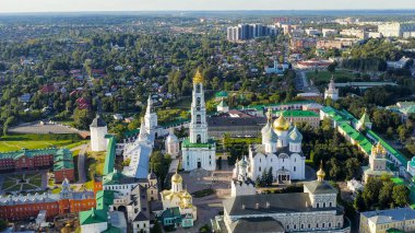Sergiev Posad, Rusya. Trinity-Sergius Lavra, Rus Ortodoks Kilisesi 'nin en büyük erkek manastırıdır. Sergiev Posad şehrinin merkezinde yer almaktadır. Gün batımı ışığı, Hava Görünümü  