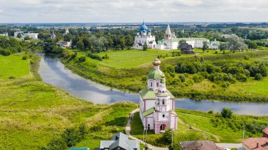 Suzdal, Rusya. Uçuş. İvanova Tepesi 'ndeki Hz. Elijah Kilisesi ya da İlyas Kilisesi. Kamenka Nehri' nin kıvrımında Suzdal 'da bir tapınak.  