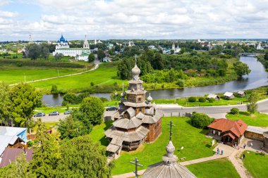 Suzdal, Rusya. Kozlyat 'evo köyünden dönüşüm kilisesi, 18. yüzyılın ortalarında tahta bir mimari abidesi olan Suzdal' a taşındı. Hava görünümü