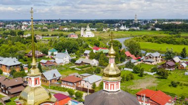 Suzdal, Rusya. Uçuş. Azizler Kilisesi Boris ve Gleb (Borisoglebskaya) Kilisesi ve Peygamber Elijah Kilisesi (Ilyinsky) Kilisesi, Havadan Bakış  