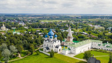 Suzdal, Rusya. Uçuş. Suzdal 'daki Theotokos' un Doğumu Katedrali. Suzdal Kremlin 'in bölgesindeki Ortodoks Kilisesi.  