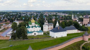 Suzdal, Rusya. Uçuş. Aziz Euthymius 'un Kurtarıcı Manastırı. Spaso-Evfimiev Manastırı 'ndaki Tanrı' nın Dönüşümü Katedrali. Çan kulesi, Hava Görünümü  