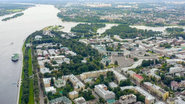 ロシアヤロスラヴル 市内を飛行 ヤロスラヴルの中心部のパノラマビュー 空中ビュー — ストック写真
