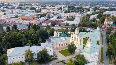 Yaroslavl, Rusya. Yaroslavl Spaso-Preobrazhensky Manastırı (Spaso-Yaroslavl Manastırı) antik bir erkek manastırı. Gün batımı, Hava Görünümü  