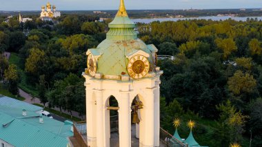 Yaroslavl, Rusya. Yaroslavl Spaso-Preobrazhensky Manastırı (Spaso-Yaroslavl Manastırı) antik bir erkek manastırı. Gün batımı, Hava Görünümü  