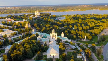 Yaroslavl, Rusya. Yaroslavl Spaso-Preobrazhensky Manastırı (Spaso-Yaroslavl Manastırı) antik bir erkek manastırı. Gün batımı, Hava Görünümü  