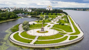 Yaroslavl, Rusya. Strelka (tükürük), Kotorosl Volga Nehri 'ne akar ve efsaneye göre Bilge Prens Yaroslav, Yaroslavl' ı kurar.  
