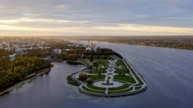 Yaroslavl, Rusya. Strelka (Spit), Kotorosl Volga Nehri 'ne akar. Gün batımından sonra şehir ışıkları, alacakaranlık, hava manzarası.  