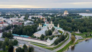 Yaroslavl, Rusya. Yaroslavl Spaso-Preobrazhensky Manastırı (Spaso-Yaroslavl Manastırı) - Yaroslavl 'daki antik bir erkek manastırı. Gün batımı, Hava Görünümü  