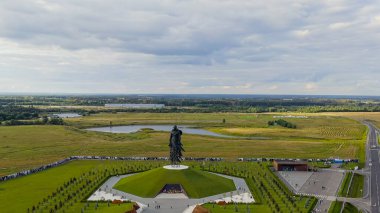 Rzhev, Rusya - 19 Ağustos 2020: Rzhev Anıtı, 1942-1943 yılları arasında Rzhev yakınlarındaki çatışmalarda hayatını kaybeden Sovyet askerlerinin anısına dikildi.  