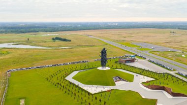 Rzhev, Rusya - 20 Ağustos 2020: Rzhev Anıtı, 1942-1943 yılları arasında Rzhev yakınlarındaki çatışmalarda hayatını kaybeden Sovyet askerlerinin anısına dikildi.  