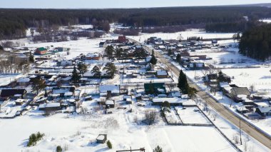 Kışın uçmak. Karların altında eski evleri olan bir köy. Rusya, Hava Görüntüsü  