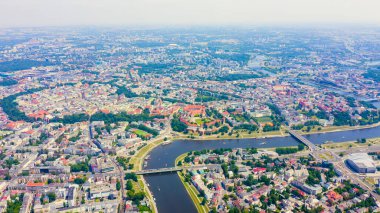Krakow, Polonya. Wawel Kalesi. Vistula Nehri 'ndeki gemiler. Tarihi merkezin görüntüsü, Havadan Görünüm  