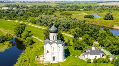 Rusya, Bogolyubovo. Kilisenin Nerl 'deki şefaat görüşü. Ortodoks Kilisesi ve Ortaçağ Rusya 'sının bir sembolü, Havadan Bakış  