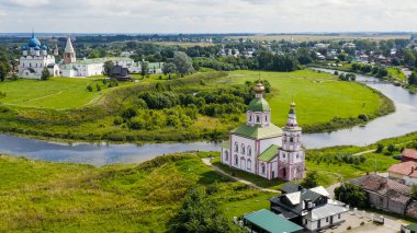 Suzdal, Rusya. Uçuş. İvanova Tepesi 'ndeki Hz. Elijah Kilisesi ya da İlyas Kilisesi. Kamenka Nehri' nin kıvrımında Suzdal 'da bir tapınak.  