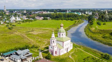 Suzdal, Rusya. Uçuş. İvanova Tepesi 'ndeki Hz. Elijah Kilisesi ya da İlyas Kilisesi. Kamenka Nehri' nin kıvrımında Suzdal 'da bir tapınak.  
