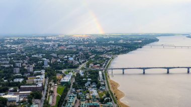 Kostroma, Rusya. Kostroma şehrinin tarihi merkezi üzerinde uçuş. Gökkuşağı ve Volga Nehri, Hava Görüntüsü  